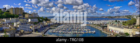 Go - DEVON : vue panoramique sur le port de Torquay avec Tor Bay en arrière-plan (image HDR) Banque D'Images