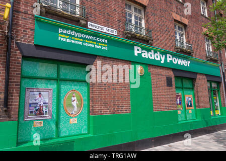 Puissance de paddy dans les bookmakers centre de Wolverhampton, Royaume-Uni Banque D'Images