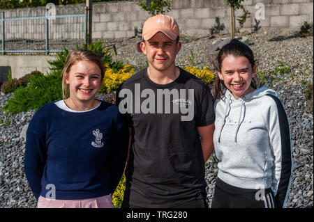 Schull, West Cork, Irlande. 5 juin, 2019. Le Leavingand Cert Junior a commencé les examens aujourd'hui pour plus de 120 000 étudiants en Irlande. L'anglais était la première laissant Cert papier, suivi par l'économie domestique. La préparation pour asseoir leur premier examen ont été Cert laissant Áine Carava, Ballydehob ; Donnachadh O'Donoghue, Goleen et Sharon Dukelow, Durrus. Credit : Andy Gibson/Alamy Live News Banque D'Images