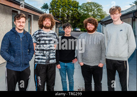 Schull, West Cork, Irlande. 5 juin, 2019. Le Leavingand Cert Junior a commencé les examens aujourd'hui pour plus de 120 000 étudiants en Irlande. L'anglais était la première laissant Cert papier, suivi par l'économie domestique. La préparation pour asseoir leur premier examen ont été Cert laissant Brandon O'Donnell, Glengarriff, James Kelly, Goleen. Le Kit Barrett, Ballydehob ; Malachie Reynolds, Bantry et Alex Maguire, Schull. Credit : Andy Gibson/Alamy Live News Banque D'Images