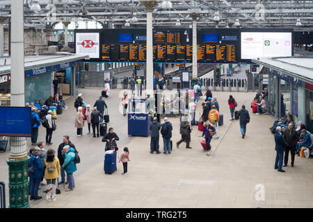 Les passagers qui attendent dans le hall de la gare de Waverley, Édimbourg, Écosse, de l'Europe Banque D'Images