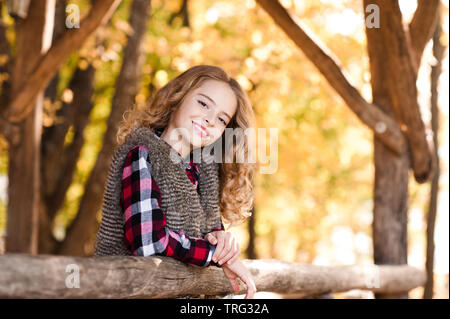 Smiling teen girl 13-14 ans posant à l'extérieur. En regardant la caméra. La saison du printemps. Banque D'Images