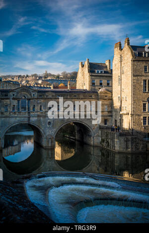 Pulteney Bridge et Weir à Bath dans le Somerset Banque D'Images