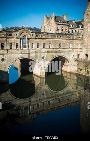 Bath Pulteney Bridge au soleil dans la ville de Somerset Banque D'Images