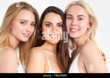 Groupe de professionnels différentes femmes en blanc serrant sur fond blanc. Beauté concept Banque D'Images