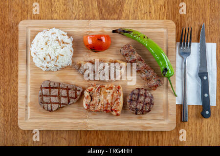 Assiette de viande grillée mélangée. La grillade, boulettes de viande, poulet, steaks, des côtes, de l'agneau. Banque D'Images