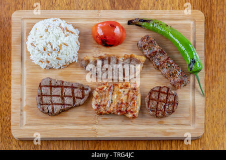 Assiette de viande grillée mélangée. La grillade, boulettes de viande, poulet, steaks, des côtes, de l'agneau. Banque D'Images