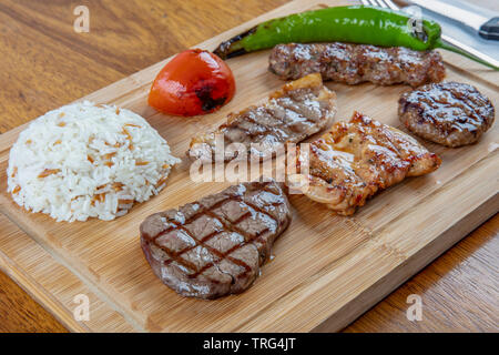 Assiette de viande grillée mélangée. La grillade, boulettes de viande, poulet, steaks, des côtes, de l'agneau. Banque D'Images