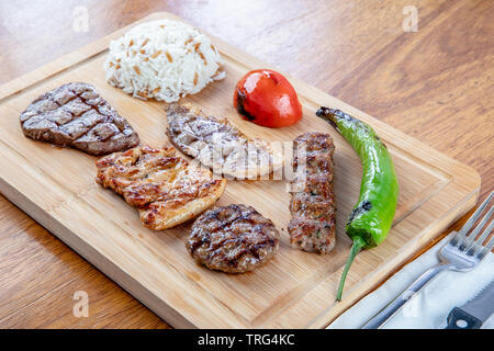 Assiette de viande grillée mélangée. La grillade, boulettes de viande, poulet, steaks, des côtes, de l'agneau. Banque D'Images