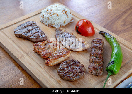 Assiette de viande grillée mélangée. La grillade, boulettes de viande, poulet, steaks, des côtes, de l'agneau. Banque D'Images