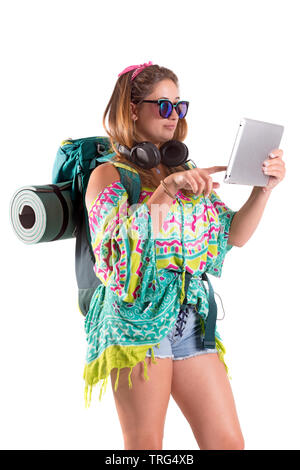 Superbdevotie fille avec sac à dos et en comprimé isolé en blanc, trekking et voyage vie concept Banque D'Images