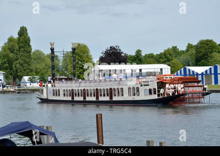 Un bateau de plaisance à Henley sur la Tamise. La Nouvelle Orléans est une réplique à aubes géré par Hobbs de Henley. Banque D'Images