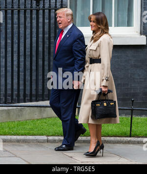 Le président Donald Trump arrive sur Downing Street avec sa femme Melania, Westminster, Londres. Banque D'Images
