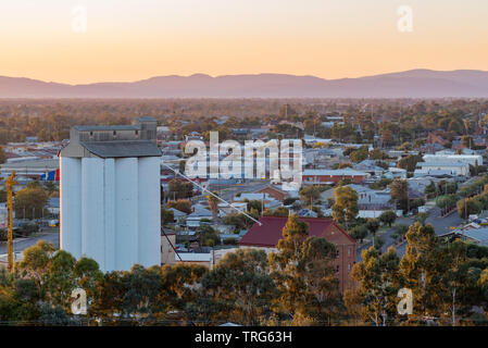 Un matin lever du soleil baigne la ville de Gunnedah dans une lueur chaude. À au sud de la colline à la Namoi les moulins à farine et la ville principale au-delà. Banque D'Images