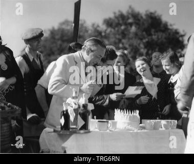 Réalisateur William Cameron Menzies celebrating birthday on set prend LES CHOSES À VENIR 1936 roman / scénario H.G. Musique puits Arthur Bliss producteur Alexander Korda London Film Productions / United Artists Banque D'Images