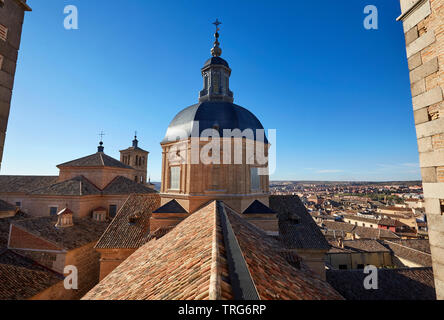 Portrait de la skyline de Tolède depuis la tour de l'église des Jésuites (Iglesia de San Idelfonso) église baroque avec Dome Banque D'Images