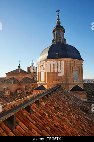 Portrait de la skyline de Tolède depuis la tour de l'église des Jésuites (Iglesia de San Idelfonso) église baroque avec Dome Banque D'Images