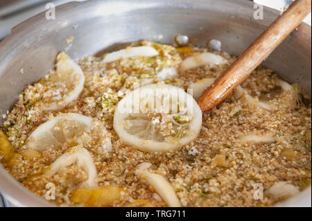 Cordial pour un bouillon contenant un mélange de fleurs et de la chaux, elderflowers jus de citron et l'eau dans une casserole, matières flottant à la surface Banque D'Images