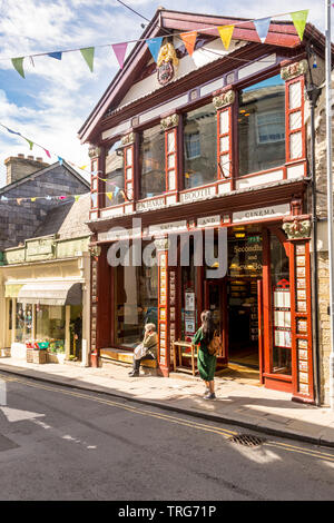 L'avant de Richard Booth's book shop sur Lion Street, dans Hay-On-Wye, avec des banderoles sur une journée ensoleillée au cours de la fête du livre. Banque D'Images