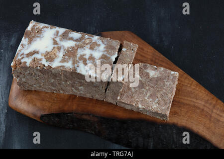 La viande rôtie turc ( kavurma ) sur table en bois. Oeufs brouillés avec Kavurma turc. Banque D'Images