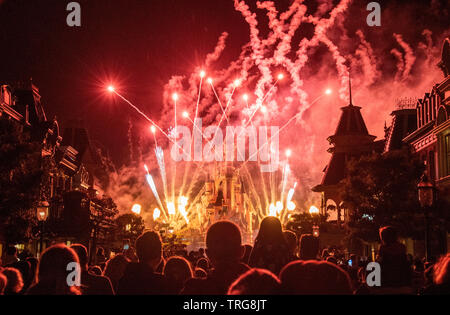 Le spectaculaire feu d'artifice en soirée à Disneyland Paris en France. Banque D'Images