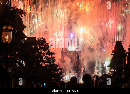 Le spectaculaire feu d'artifice en soirée à Disneyland Paris en France. Banque D'Images