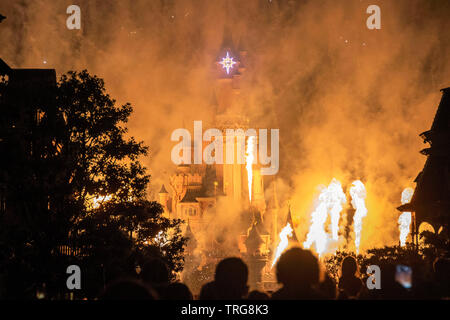 Le spectaculaire feu d'artifice en soirée à Disneyland Paris en France. Banque D'Images