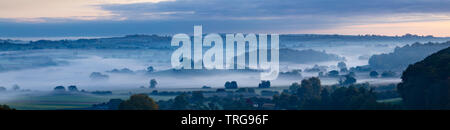 Une aube d'automne brumeux sur Compton Pauncefoot de Cadbury Castle, le sud du Somerset, en Angleterre. Banque D'Images