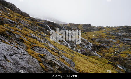 Paysage magnifique avec de l'eau Cours d'eau, brouillard, ciel et montagnes abruptes montagnes - capturés au cours d'une randonnée à Snowdon en hiver (Parc National de Snowdonia P Banque D'Images