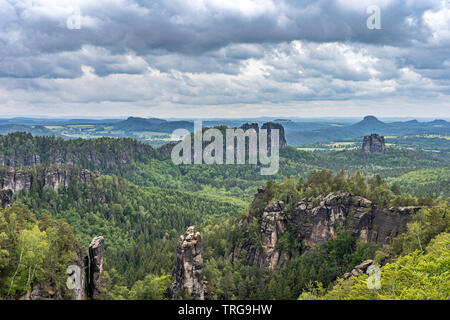 Vue panoramique sur schrammsteine et paysage en Suisse saxonne sur sentier de grande randonnée en Allemagne Banque D'Images