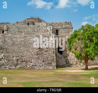 Il reste d'une ancienne pyramide Maya, prises dans la zone archéologique de Chichen Itza, dans le Yucatan Banque D'Images