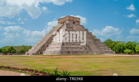 Grande pyramide Maya de Kukulkan, connu sous le nom de El Castillo, classés comme structure 5B18, prises dans la zone archéologique de Chichen Itza, entre les arbres d'un Banque D'Images