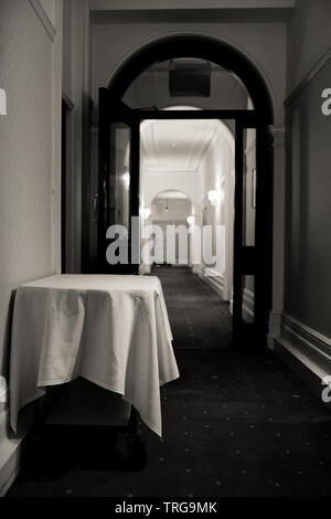 Couloir et alimentaire vide chariot pour service en chambre dans un hôtel de luxe. Image en noir et blanc avec un classique rétro. Banque D'Images