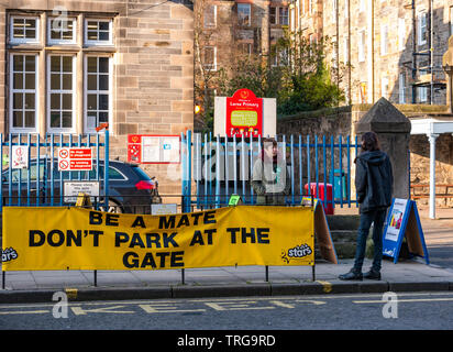 Lorne l'école primaire de scrutin à l'élection partielle du Conseil de Leith Walk, Édimbourg, Écosse, Royaume-Uni ; Scottish militant verts en attente d'accueillir les électeurs Banque D'Images