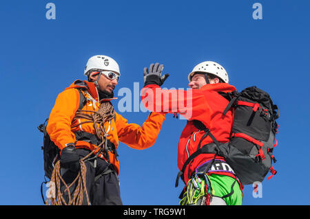 Aventuriers d'un haut sommet sur l'alpine tour à Monte Rosa Banque D'Images