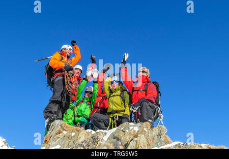 Aventuriers d'un haut sommet sur l'alpine tour à Monte Rosa Banque D'Images