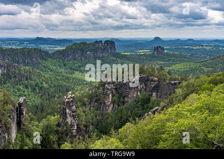 Vue panoramique sur schrammsteine et paysage en Suisse saxonne sur sentier de grande randonnée en Allemagne Banque D'Images