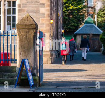 Leith Walk : les électeurs pour l'élection partielle du conseil d'arriver au bureau de vote à l'école primaire de Lorne, Leith, Edinburgh, Ecosse, Royaume-Uni Banque D'Images