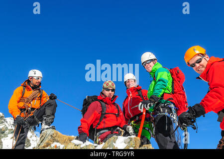 Aventuriers d'un haut sommet sur l'alpine tour à Monte Rosa Banque D'Images