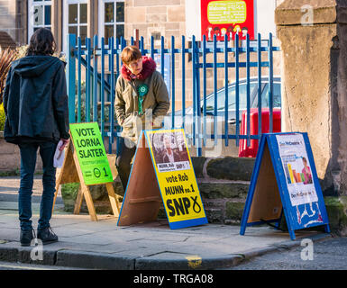 Lorne l'école primaire de scrutin à l'élection partielle du Conseil de Leith Walk, Édimbourg, Écosse, Royaume-Uni ; SNP Écossais et des militants verts en attente d'accueillir les électeurs Banque D'Images