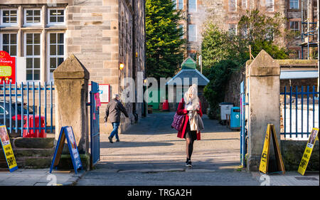 Leith Walk : les électeurs pour l'élection partielle du conseil d'arriver au bureau de vote à l'école primaire de Lorne, Leith, Edinburgh, Ecosse, Royaume-Uni Banque D'Images