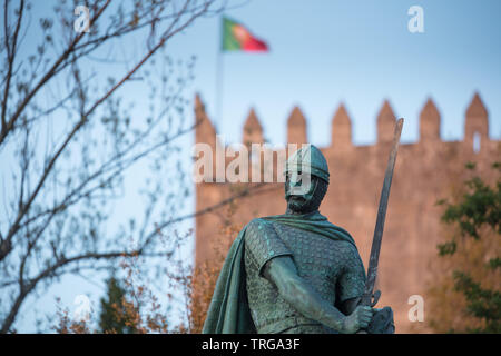 Statue du Roi Alfonso I en face du château, Guimarães, Braga, Portugal Banque D'Images