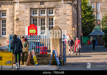 Leith Walk pour l'élection partielle du Conseil : les électeurs au scrutin à l'école primaire de Lorne, Leith, Edinburgh, Ecosse, Royaume-Uni Banque D'Images