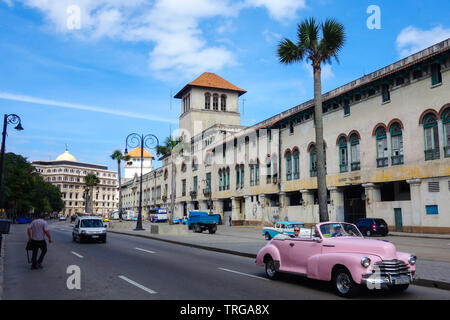 La Havane, Cuba - 31 janvier 2018 : Rose vieux cabriolet taxi driving les touristes dans les rues du centre-ville de La Havane Banque D'Images
