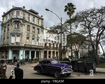 La Havane, Cuba - 31 janvier 2018 : classique, vieille voiture américaine de couleur pourpre dans les rues de la ville de La Havane Banque D'Images