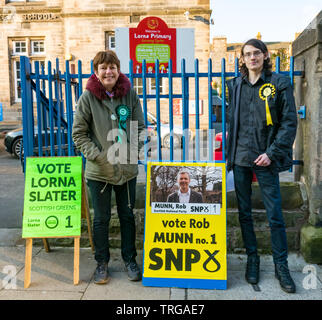 Lorne l'école primaire de scrutin à l'élection partielle du Conseil de Leith Walk, Édimbourg, Écosse, Royaume-Uni ; SNP Écossais et des militants verts en attente d'accueillir les électeurs Banque D'Images