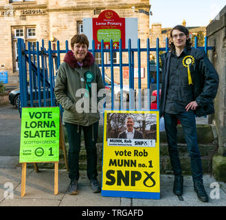 Lorne l'école primaire de scrutin à l'élection partielle du Conseil de Leith Walk, Édimbourg, Écosse, Royaume-Uni ; SNP Écossais et des militants verts en attente d'accueillir les électeurs Banque D'Images