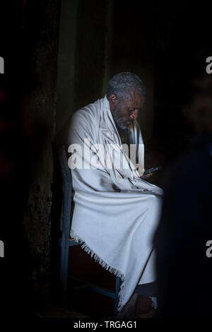 Un moine à l'intérieur Abreha et Atsbeha Église dans le Tigré, l'Éthiopie. Banque D'Images