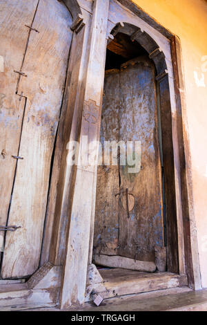 La porte en bois d'Abreha et Atsbeha Église dans le Tigré, l'Éthiopie. Banque D'Images