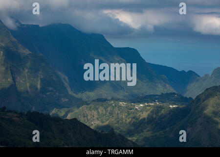 Le Cirque de Salazie depuis près de Grand Ilet, l'île de la Réunion, France Banque D'Images